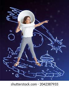 Ruimte verkennen. Creatief kunstwerk met een klein meisje in een enorme witte astronautenhelm die tussen getekende planeten, asteroïden en sterren in de ruimte staat. Ideeën, inspiratie, verbeelding. collage