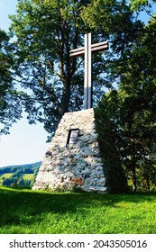 Un monumento en memoria de las víctimas de los procesos de brujería con la inscripción “Líbranos de todo mal” en el balneario de Jeseník en Moravia, en la República Checa.