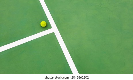 Vista de ángulo alto de la pelota de tenis en la cancha
