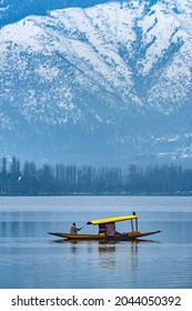 Kilátás a Dal-tóra télen, és a gyönyörű hegyvonulat a háttérben Srinagar városában, Kasmírban, Indiában.