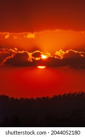 Toneelmening dramatische mooie zonsonderganghemel. Natuurlijke zonsondergang Zonsopgang op weide silhouet schaduw donker land. Levendige dramatische hemel op zonsondergang, dageraad, zonsopgang op het platteland. Landschap Kleurrijke lucht bij zonsondergang