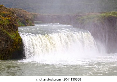 Godafoss, gudernes fald, kun 12 meter højt, men et af de mest berømte og smukkeste vandfald i Island