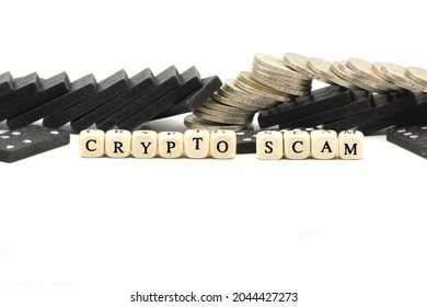 白い背景にコインとレターキューブを使用した暗号または暗号通貨詐欺のコンセプト