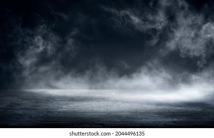 Niebla en la oscuridad - Humo y niebla en la mesa de madera - Telón de fondo de Halloween abstracto y desenfocado