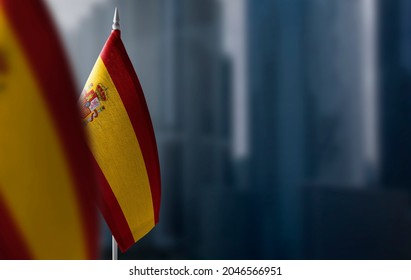 Kleine spanische Flaggen auf einem verschwommenen Hintergrund der Stadt