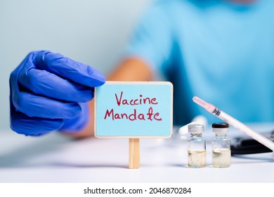 Khái niệm về coronavirus hoặc nhiệm vụ tiêm vắc-xin covid-19, hiển thị bằng tay bác sĩ với găng tay bằng cách đặt bảng ký hiệu bên cạnh các mũi tiêm vắc-xin và ống tiêm.