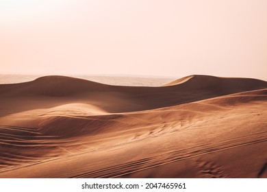 日没時のシャルジャ砂漠の砂丘