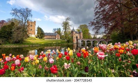 Tulipanes frente al castillo de Grand-Bigard en Dilbeek (Bélgica)
