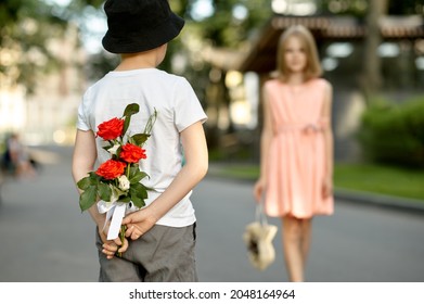 子供のデート、男の子は女の子から花を隠す