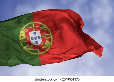 Vlag van Portugal geïsoleerd op de blauwe lucht met uitknippad. close-up wuivende vlag van Portugal. vlagsymbolen van het Portugees.