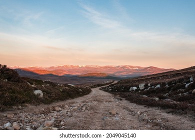 Lage hoek Wandelen Trekking Pad Pad Schotse Hooglanden Bergketen Cairngorms Blauw Uitzicht Luchtachtergrond Reizen Buitenshuis Vakantie Zonsopgang Bestemming Ochtend Mooie rotsachtige voorgrond