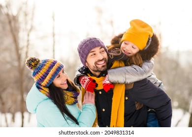 Foto de familia alegre mamá papá hija piggyback feliz sonrisa positiva mirarse viaje de invierno al aire libre