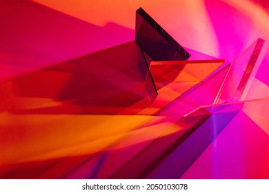 Vidrio multicolor sobre fondo degradado de colores. La luz viaja a través de diferentes láminas acrílicas. Fondo abstracto con estilo