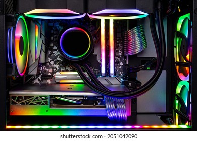 Vista interior de un PC para juegos LED RGB con arcoíris brillante, personalizado, colorido, personalizado y de gama alta. Fondo de concepto de tecnología y hardware de potencia informática