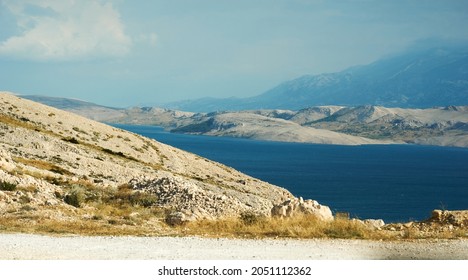 Eine landschaftliche Schönheit, Landschaftsszene, Blick auf Hügel und grüne Berge mit blauem Himmel und Wolken. Foto in hoher Qualität