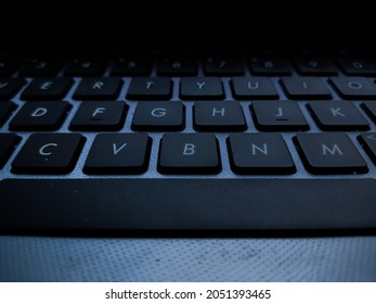 la tecla de espacio en una computadora portátil que siempre se usa para separar palabras