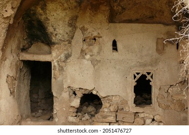 ハサンケイフ、バットマン、トルコの古代の洞窟。ハサンケイフが弾幕に変わる前の、後期の歴史に人々が住んでいた洞窟の家。