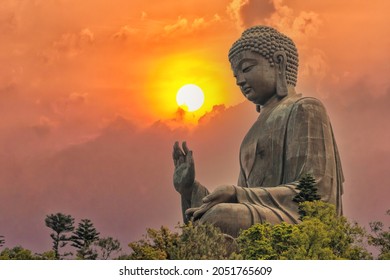 Gran estatua de bronce de Buda Amoghasiddhi llamada Buda Tian Tan con cielo de puesta de sol en el Monasterio Po Lin Ngong Ping en el famoso destino turístico de la isla de Lantau en Hong Kong China