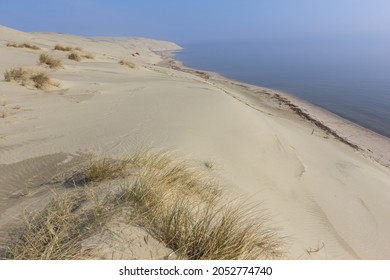 エファ砂丘の無限の砂がクルシュー ラグーンに滑り込む