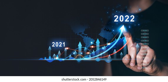 Businessman dibuja un gráfico de flecha de aumento del crecimiento futuro corporativo del año 2021 a 2022. Planificación, oportunidad, desafío y estrategia comercial. Nuevas Metas, Planes y Visiones para el Próximo Año 2022.