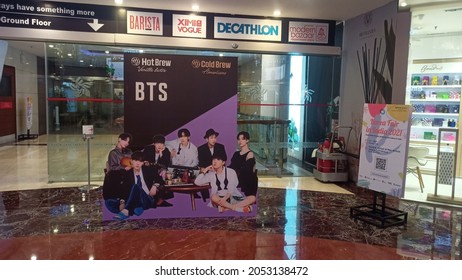 Nueva Delhi India - 3 de octubre de 2021: Carteles BTS en la Feria de Corea en India 2021 en Select City Walk Mall Saket Miembros de BTS de Nueva Delhi RM V Suga J-Hope Jin Jungkook Jimin BTS Selfie Corner para Army Kpop Idols