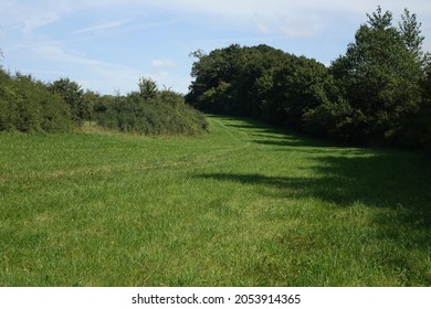 Typisch Waals landschap in de nazomer met het zuidelijkste punt van België aan de rechterkant, Torgny, Rouvroy, Luxemburg, Wallonië