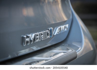 ハイブリッド車、ハイブリッド AWD (全輪駆動) サインのクローズ アップ撮影。販売在庫の車。カーディーラーの在庫