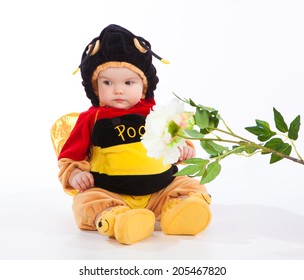 白い背景で隔離の花から背を向けて、スーツのミツバチで床に座っている少女