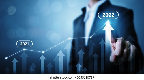 Empresario apuntando gráfico de flecha plan de crecimiento futuro corporativo. Desarrollo empresarial hacia el éxito y el crecimiento creciente año 2021 a 2022 concepto