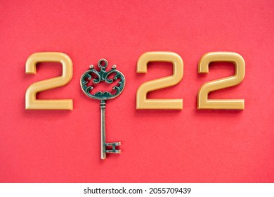 Nomor 2022 dengan kunci di latar belakang merah. Selamat Tahun Baru dan konsep Natal 2022.