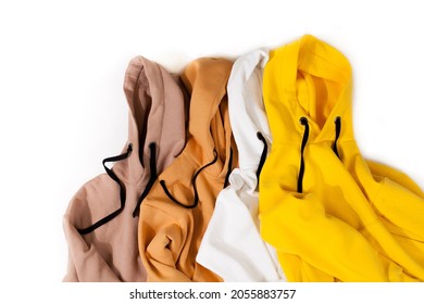 Draufsicht auf den übergroßen Hoodie in Weiß, Beige, Gelb und Orange.Layout, Draufsicht.Hardwaredetails aus nächster Nähe.Mode- und Tragekonzept.warme übergroße Kleidung in verschiedenen Farben.Mock-up.übergroße Kleidung