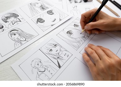 Een kunstenaar tekent een storyboard van een anime-stripboek. Manga-stijl.