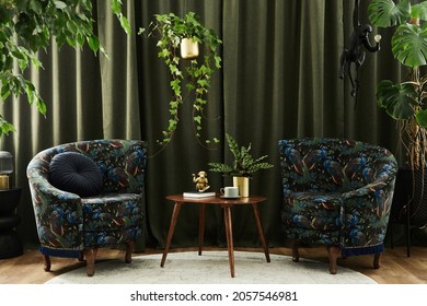 Buitengewone compositie van het woonkamerinterieur met twee ontworpen fauteuils, houten salontafel, veel planten en stijlvolle persoonlijke accessoires. Stedelijk jungle-concept. Sjabloon.