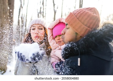 felicidad emocionada gente en ropa de abrigo en invierno al aire libre