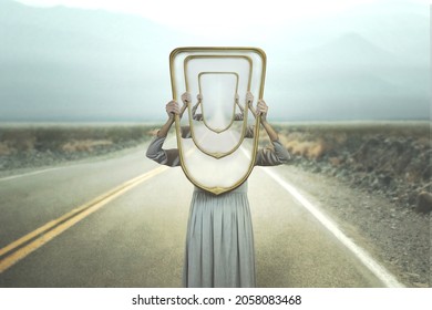 reflejo surrealista de una mujer en un espejo