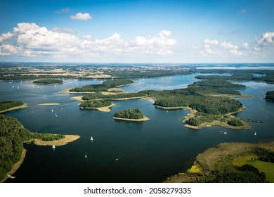 Masuria. Vista aérea de islas verdes y nubes en el día soleado de verano. Distrito de los lagos de Masuria en Polonia.