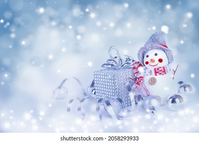 Thiệp chúc mừng Giáng sinh. Người tuyết dễ thương trên nền kỳ nghỉ mùa đông
