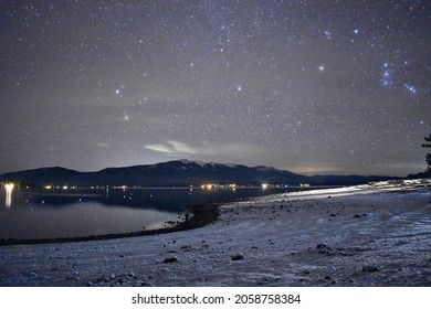Cielo nocturno estrellado azul sobre el lago Almanor