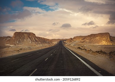 バハリヤの黒と白の砂漠を通る道。エジプト