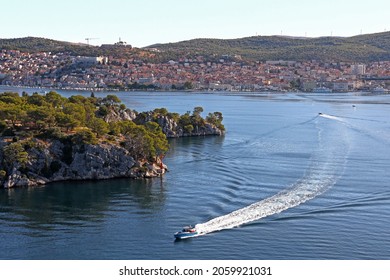 Die faszinierende Aussicht auf den St.-Antonius-Kanal in Sibenik, Kroatien, mit einem Stadtbild im Hintergrund
