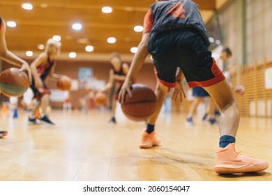 Pemain Basket Muda pada Sesi Latihan. Tim Basket Pemuda Memantulkan Bola di Lapangan Olahraga. Kelompok Anak-Anak Melatih Bola Basket Bersama