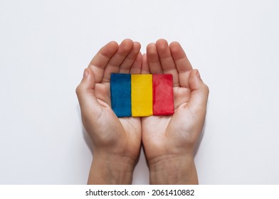 vlag van Roemenië gemaakt van plasticine in de handen van een kind op een witte achtergrond