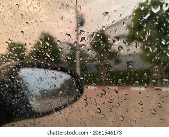 Pruksa 11 Village、Khlong Sam、Pathum Thani、タイの車の窓に雨が降る