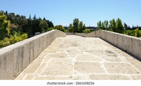 Seljuk-Brücke in Aspendos. Die Eurymedonbrücke. Truthahn. Schiefe Brücke. Ein altes Gebäude auf der anderen Seite des Kopruchay-Flusses. Die Brücke ist aus großen Steinblöcken gebaut und hat fünf Bögen