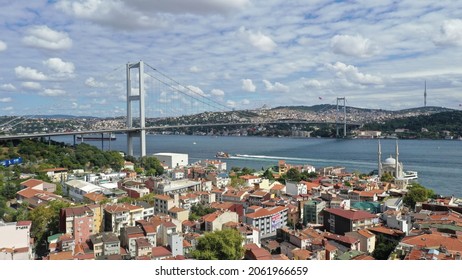 イスタンブールの 4 つの大きな橋の 1 つである 15 Temmuz Şeitler 橋の壮大な眺め。