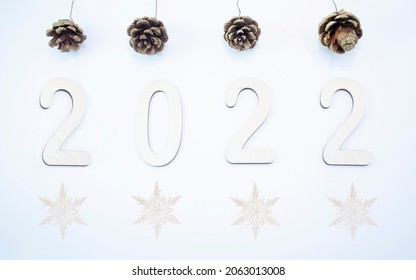 Happy New Year 2022. Số 2022 được làm bằng gỗ trên nền gỗ. Nền Giáng sinh với các chi nhánh cây thông. Đồ trang trí ECO. Ảnh bìa