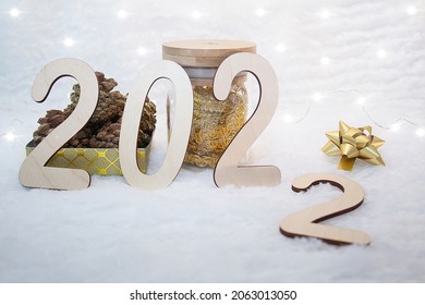 Happy New Year 2022. Số 2022 được làm bằng gỗ trên nền gỗ. Nền Giáng sinh với các chi nhánh cây thông. Đồ trang trí ECO. Ảnh bìa