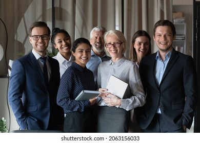 人材。一緒にオフィスに立っている多様な年齢人種の性別の笑顔の従業員フレンドリーなチームのグループの肖像画。成功したやる気のある古い若い年齢の多民族の企業スタッフがカメラを見る
