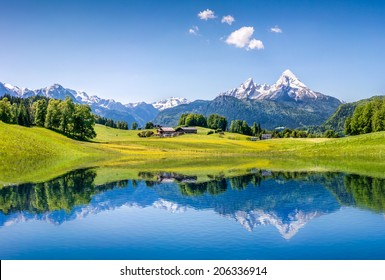 Paisaje de verano idílico con lago de montaña claro en los Alpes