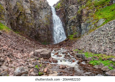 Hoher Wasserfall in einer wunderschönen Felsenlandschaft